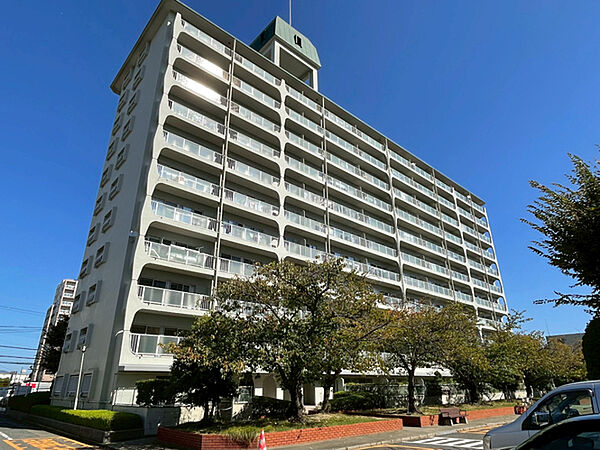 2026年7月室内リフォーム実施予定。公園や小・中学校が身近に揃い、子育て世帯にもおすすめです。【現地外観写真】