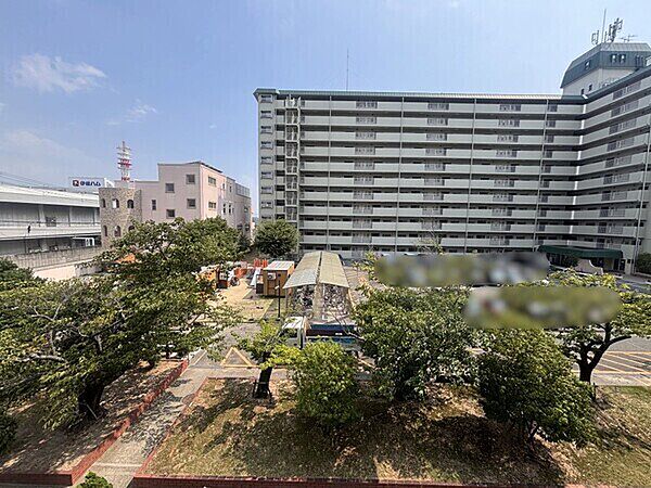 3階部分、通風良好な住戸です。眼下にはマンション敷地内の植栽が広がり、緑を感じることができます。【住戸からの眺望写真】