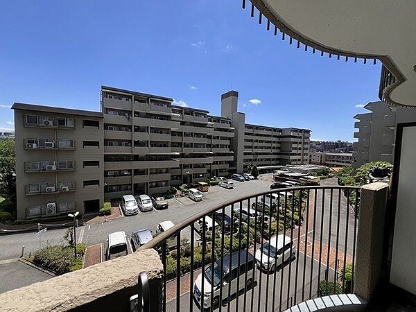 陽当たり・通風良好な南東向き住戸。晴れた日には爽快な青空が広がり、洗濯物もよく乾きそうです。【住戸からの眺望】