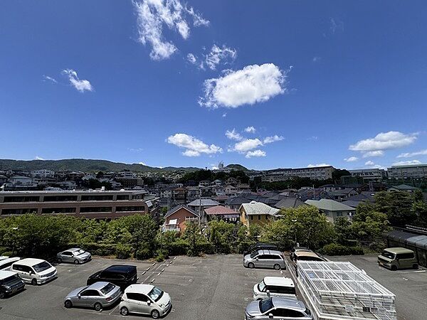 2面に備わったバルコニーに全居室が面する、開放感のある設計です。それぞれ異なる景色が楽しめます。【住戸からの眺望】