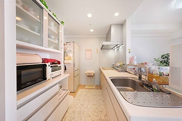 ※販売対象に家具・調度品は含まれません。キッチンはカウンター付き。椅子を配置することで、気軽に晩酌を楽しめます。