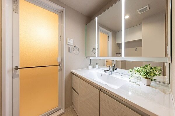 ※販売対象に家具・調度品は含まれません。浴室扉はタオルバー付き開き戸タイプ。洗面台背面に防水パンや吊戸棚が備わっています。