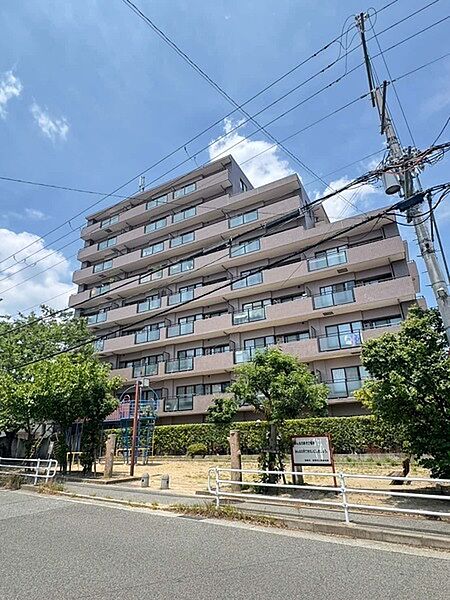 阪急今津線「小林」駅まで徒歩8分。地上9階建の7階に位置する南東角住戸。陽当り・通風・眺望良好です。【現地外観写真】
