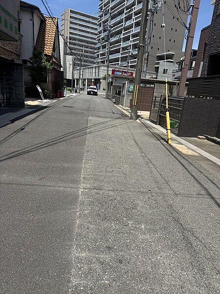 前面道路は幅員約6m。車同士のすれ違いがスムーズに行える道幅です。アスファルト舗装されています。【前面道路含む現地写真】