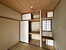 収納：和室に備え付けられています。押入には布団や洋服を、天袋には思い出の品をまとめて収納できます。【押入】
