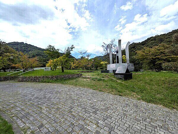 ゆずり葉緑地（約370m）
