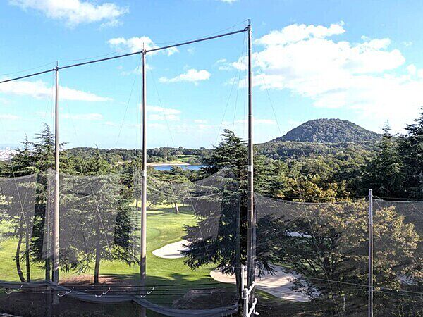 晴れた日には丸い形が特徴的な甲山や、宝塚ゴルフクラブの緑豊かな木々などを眺めることができます。【住戸からの眺望写真】