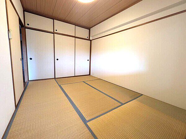 LDKに隣接した押入付きの和室です。戸を開放すれば一体利用も可能。寝室や客間としてもおすすめです。【和室/約6帖】