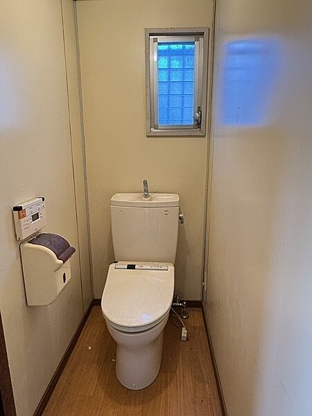 温水洗浄便座付きのため、年中快適に使用できます。手洗い一体型のため、すぐに手洗いができ衛生的です。【トイレ】