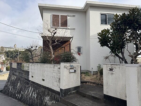 前面道路よりも高い位置に建っているため、外部からの視線が気になりにくく、落ち着いて過ごせそうです。【現地外観】