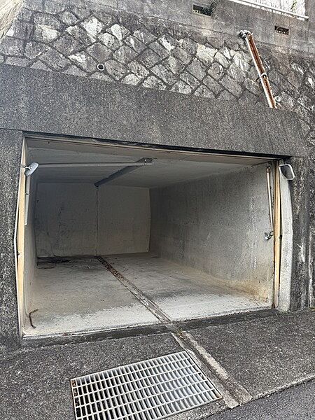 1台分の駐車場がございます(車種制限有り)。前面道路との高低差が少なく、車の出し入れがスムーズです。【駐車場】