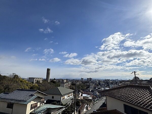バルコニーからは開放的な景色が楽しめます。視界を遮る物がなく、天気の良い日は遠くまで見渡せます。【住戸からの眺望】