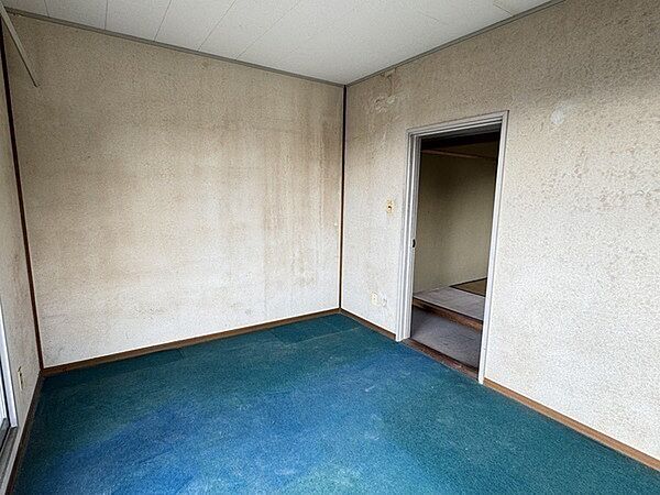 バルコニーへ出入り可能なお部屋のため、書斎などに利用すると、景色を見て気分転換を図れそうです。【洋室/北側】