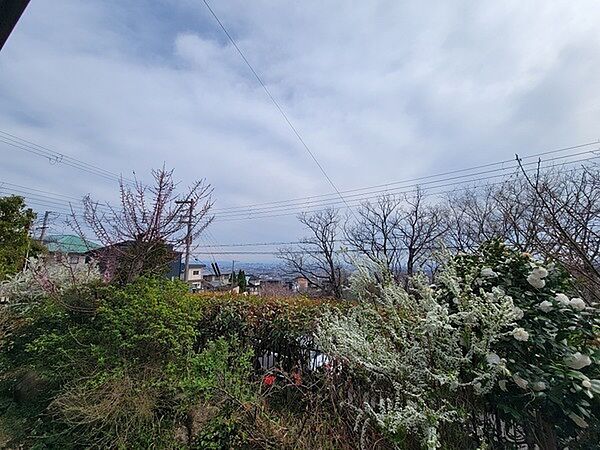 高台に位置しており、大阪湾や大阪平野が望めます(天候による)。ぜひ一度現地でお確かめください。【現地からの眺望】