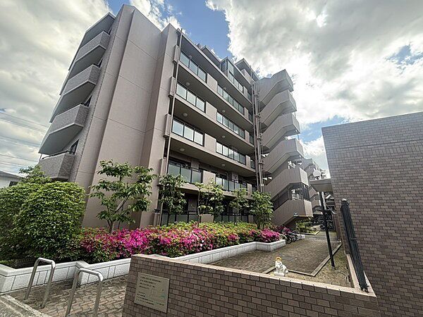 地上8階建5階部分に位置する住戸です。大切なペットと一緒に暮らすことができます(飼育細則有)。【現地外観写真】