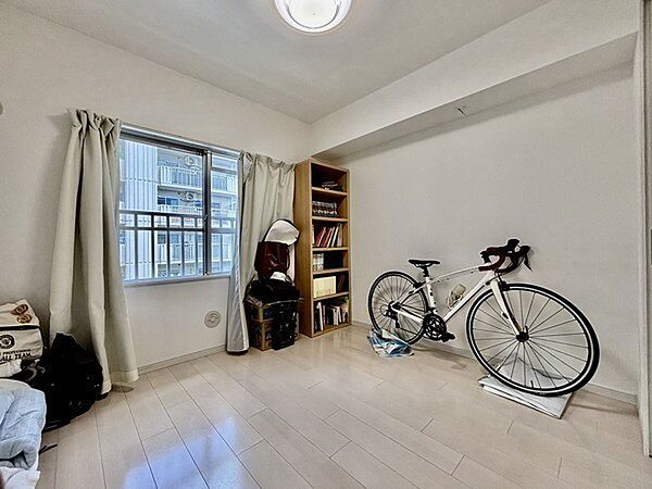 ※販売対象に家具・調度品は含まれません。LDKと引き戸で繋がる、約5帖の洋室。ライフシーンに応じて多用途に使えます。
