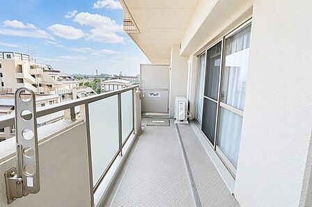※販売対象に家具・調度品は含まれません。陽当りの良い南向きバルコニー。天気の良い日は、洗濯物がカラリと乾きそうです。