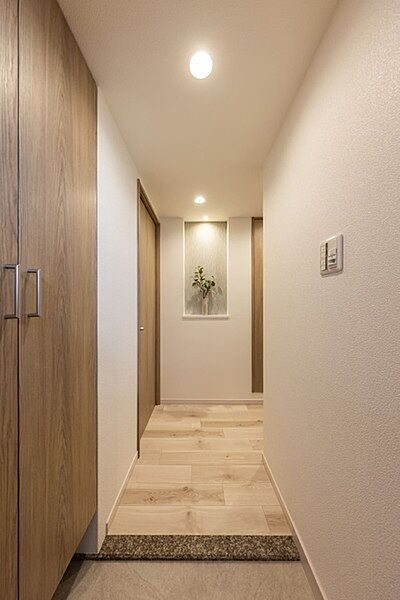 ※販売対象に家具・調度品は含まれません。廊下には、ニッチが設けられお花や季節小物を飾り、空間を彩ることができます。