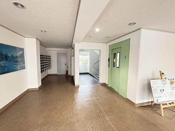 管理会社に全部委託・日勤管理されています。共用部は手入れが行き届き、清潔に保たれています。【エントランス】