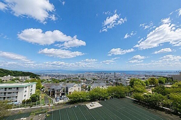 神戸市街の街並みや大阪湾まで一望(天候による)。家事や仕事の合間にリフレッシュできそうです。【住戸からの眺望】