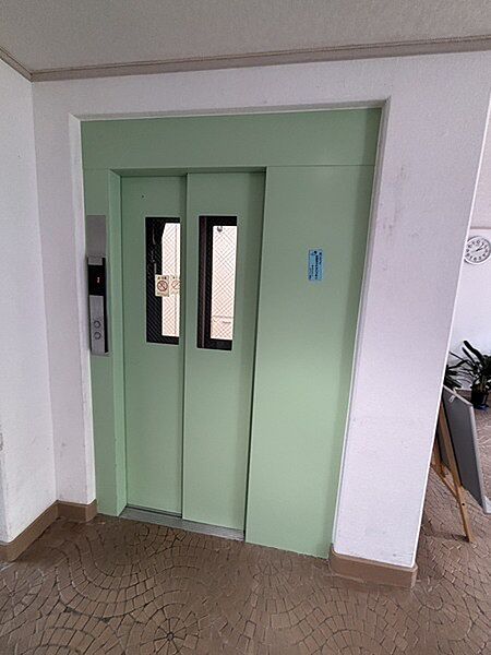 マンションにはエレベーターが設置されています。荷物が多い日やお買い物帰りもスムーズに移動できます。【エレベーター】