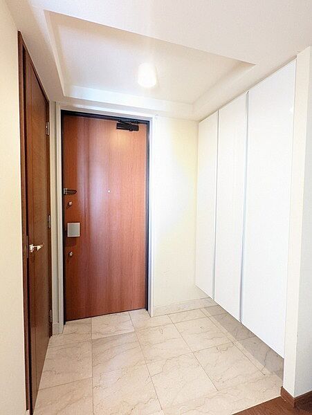 ダブルオートロック・内廊下設計採用、防犯性やプライバシー性の高い住まいです。ペット飼育可(規約有)。【玄関】