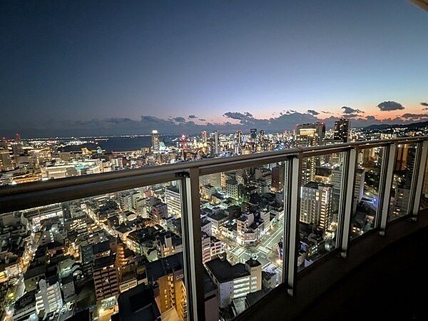 昼と夜で異なる眺望が魅力です。煌びやかな神戸の夜景を望み、贅沢なひと時をお過ごしいただけます。【バルコニー】