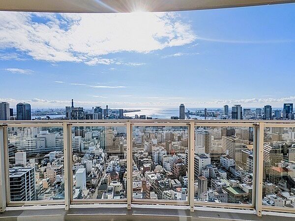ゆとりある広さと豊かな眺望に恵まれた、開放的な住まい。陽当り・通風・眺望良好で快適な暮らしが実現。【住戸からの眺望】