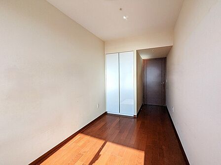 洋室約6.5帖。LDを含む3部屋が南向きバルコニーに面しており、陽当り、眺望ともに良好です。【洋室約6.5帖】