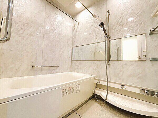 追い焚き機能でいつでも快適なバスタイムを楽しめます。天候を気にせずに洗濯物を乾かせる浴室乾燥機付き。【浴室】