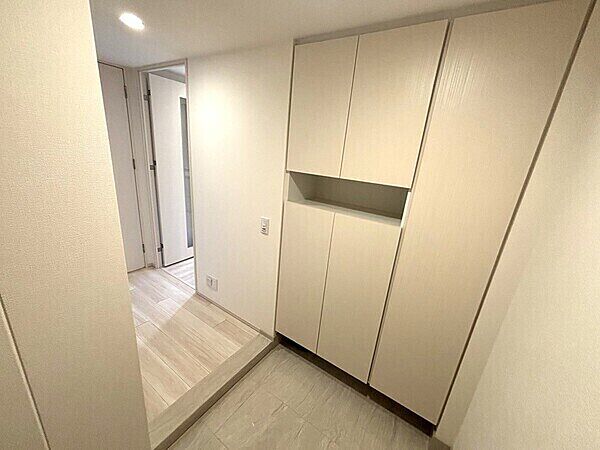 フロートタイプの下足入が備わった玄関。玄関先から室内の様子が見えにくい、クランクイン設計です。【玄関】