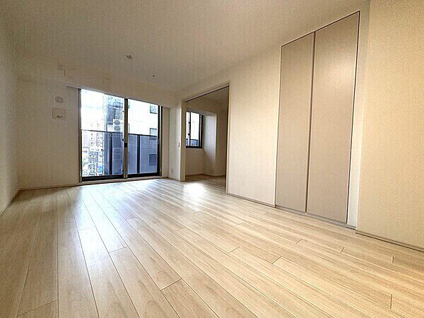 LDK内に物入が備わっており、ご家族共有の小物や書類、ストック品などをすっきり収納・整理できます。【LDK/約14.3帖】