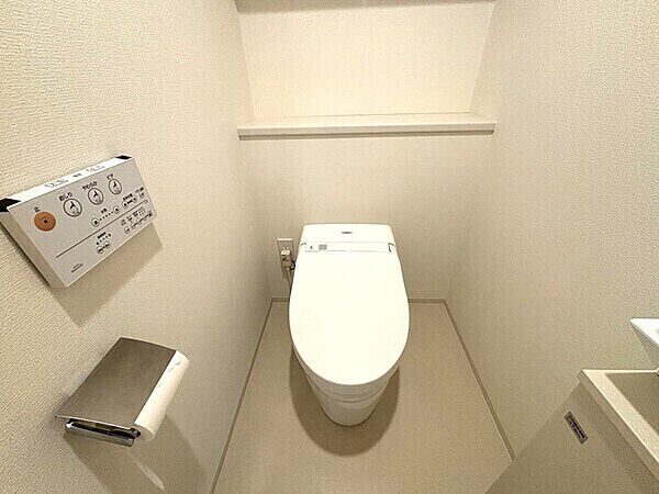 温水洗浄便座付きなので、快適にご使用いただけます。音が伝わりにくい、廊下部分に配置されています。【トイレ】