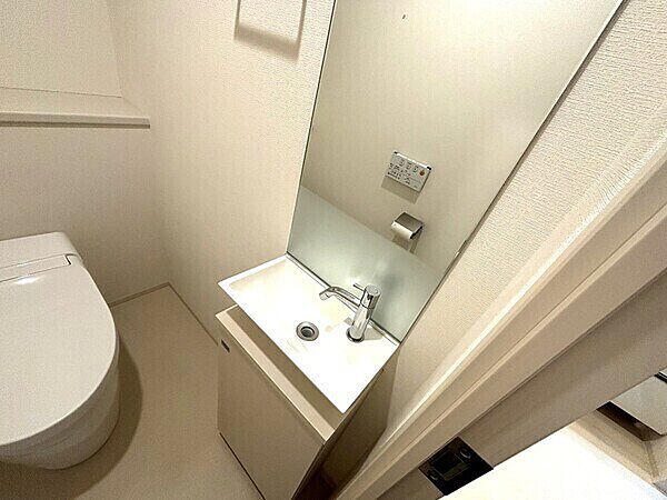 トイレ内には、鏡付きの手洗いボウルが備え付けられています。使用後すぐに手を洗え、衛生的です。【トイレ】