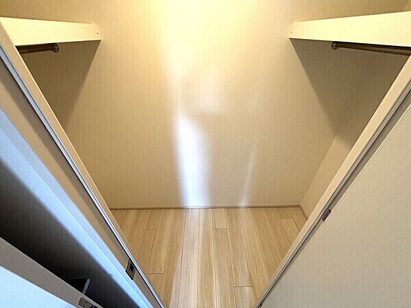各洋室に1つずつウォークインクローゼットが備わっています。ハンガーパイプ付きで、衣類収納に便利です。【ウォークインクローゼット/約1.5帖】