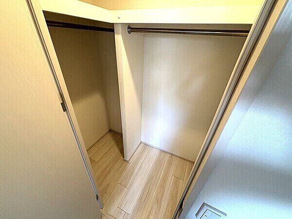 たくさんのお洋服を見やすく・取り出しやすく収納可能。季節用品などの保管場所としても重宝します。【ウォークインクローゼット/約1.1帖】