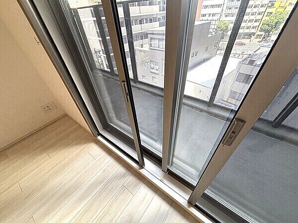 全ての開口部の内側に、オプションで網戸が設置されています。外部のホコリを気にせず自然換気が可能です。【網戸】