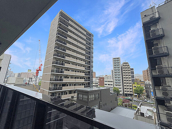 バルコニーは採光に配慮された、透明性のある手すり壁が採用されています。4階部分に位置しています。【住戸からの眺望】