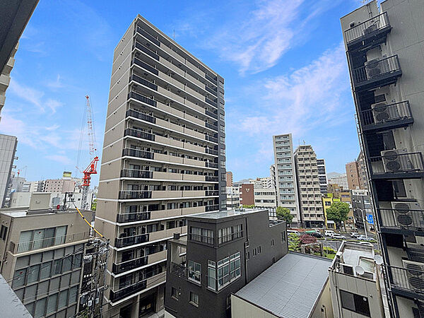 高層マンションやビルが建ち並ぶ都会的な街並み。生活利便施設が徒歩圏内の、暮らしに便利な住環境です。【住戸からの眺望】