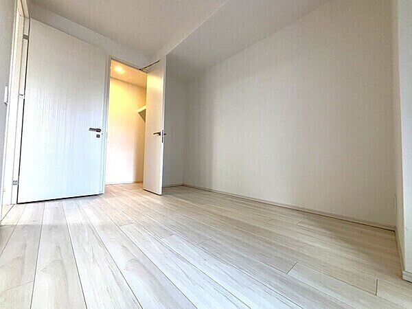 室内はナチュラルな内装のため、インテリアの幅が広がりそうです。お好みのお部屋づくりができます。【洋室/約6帖】