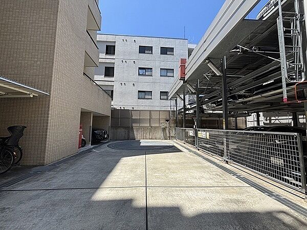 敷地内に機械式の駐車場がございます。最新の空き状況や利用可能な車のサイズなどはお問い合わせください。【駐車場】