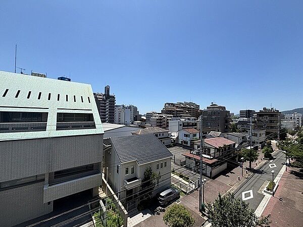 LDKから南西向きの眺望。歩道には植栽が植えられているので、景色を眺めながらリラックスできそうです。【住戸からの眺望写真】