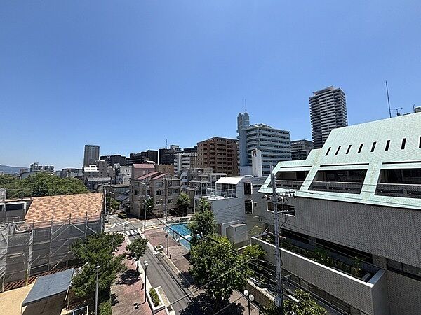 LDKから南東向き眺望。周辺は住宅やマンションが建ち並ぶ住環境。利便性と穏やかさを兼ね備えた立地。【住戸からの眺望写真】