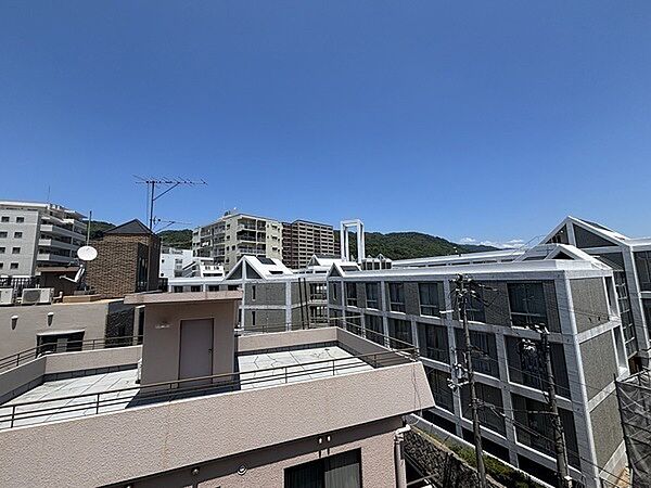洋室(約8.0帖)から北向きの眺望。玄関を入るとすぐ、開放的なバルコニーの景色が広がります。【住戸からの眺望写真】