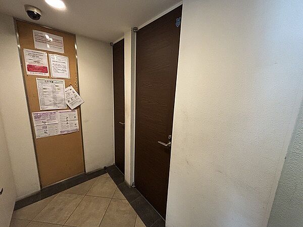 共用部分に設置されたトイレ。充実した共用設備も魅力の一つです。ぜひ、お気軽にお問い合わせください。【共用部分・トイレ】