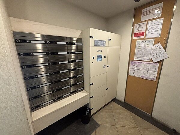 不在時でも荷物を受け取れる宅配ボックス付き。再配達の手間が省けます。様々な荷物サイズに対応。【宅配ボックス】