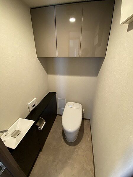 トイレ内には、カウンター付き手洗いボウルが備え付けられています。使用後すぐに手を洗え、衛生的です。【トイレ】