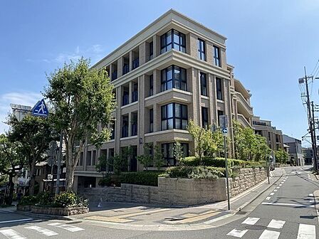 神戸山手の邸宅街に位置する低層マンション。間取りや設備に加え、周辺環境も魅力的な物件です。【現地外観写真】