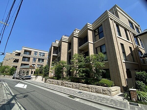 地下鉄西神山手線「三宮」駅まで徒歩10分等、複数路線利用可能。通勤・通学がしやすい立地です。【現地外観写真】