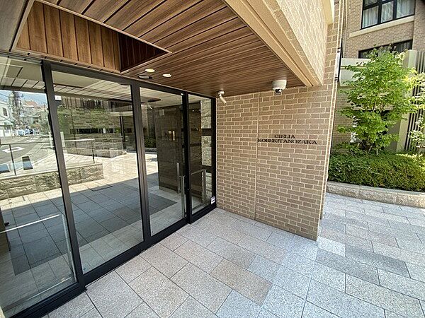 オートロックやモニタ付きインターホンが採用されているマンションです。防犯面に配慮されています。【エントランス前】